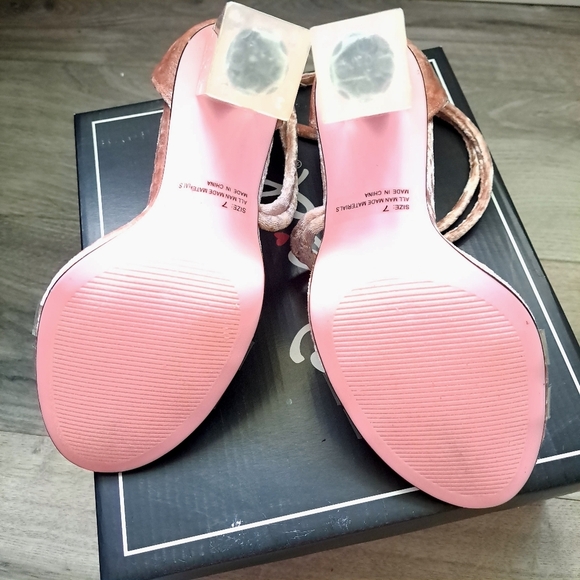 Qupid | Pink crush velvet ~ open toed chunky glitter heel with straps - Picture 10 of 11